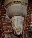 De vier parabolen worden gedragen door natuurstenen dierfiguren.
<br/>
Richard Keijzer, 2014-07-03